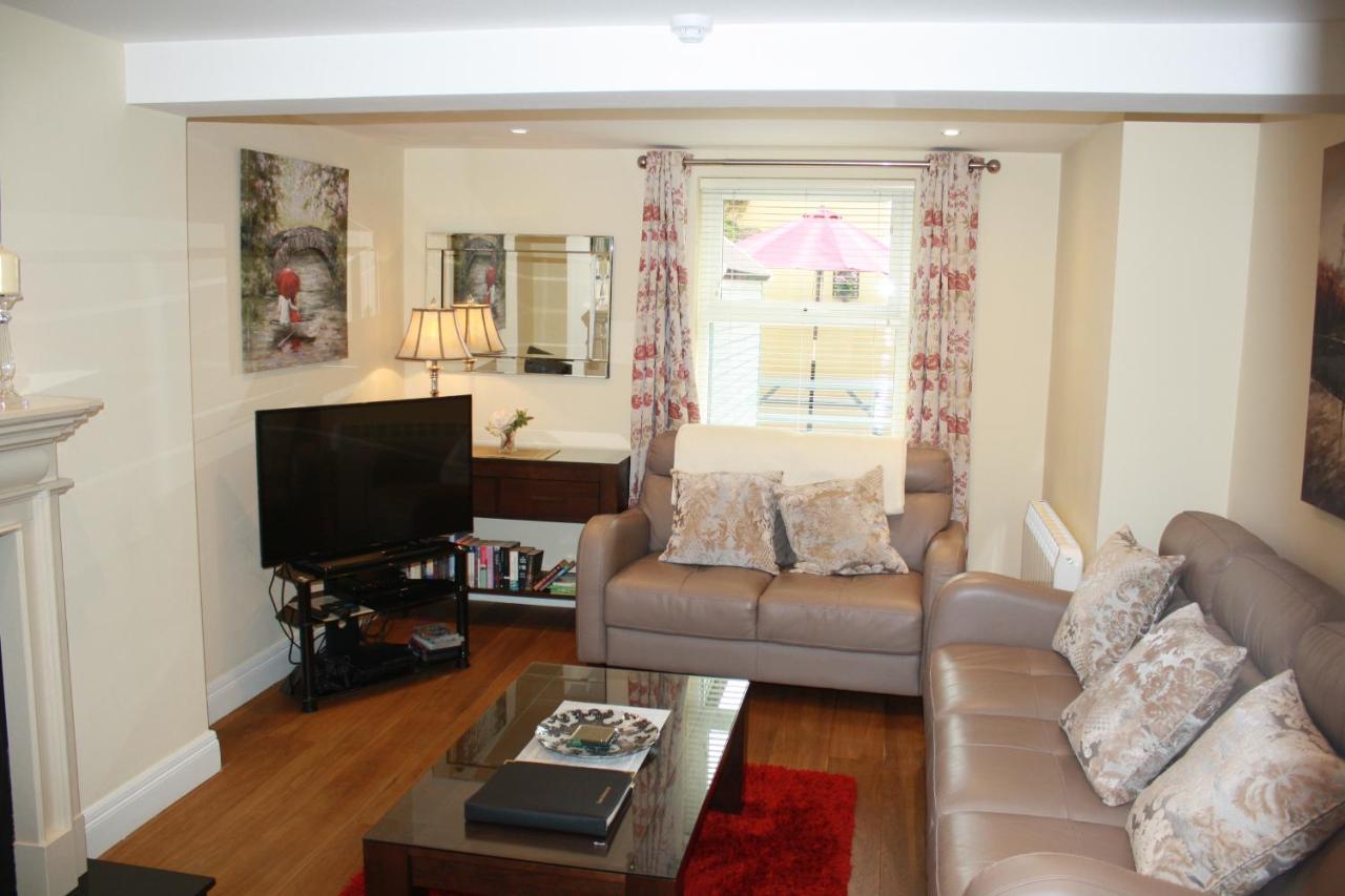 Luxury Townhouse -Free Private Parking- 2 Bedrooms Both En-Suite -Sleeps 5 - Fully Equipped Kitchen, Dining Room- Living Room With Tv Dvd Outside Courtyard With Seating - Fast Wi-Fi- 2-Minute Walk To Town Centre Killarney Exterior foto