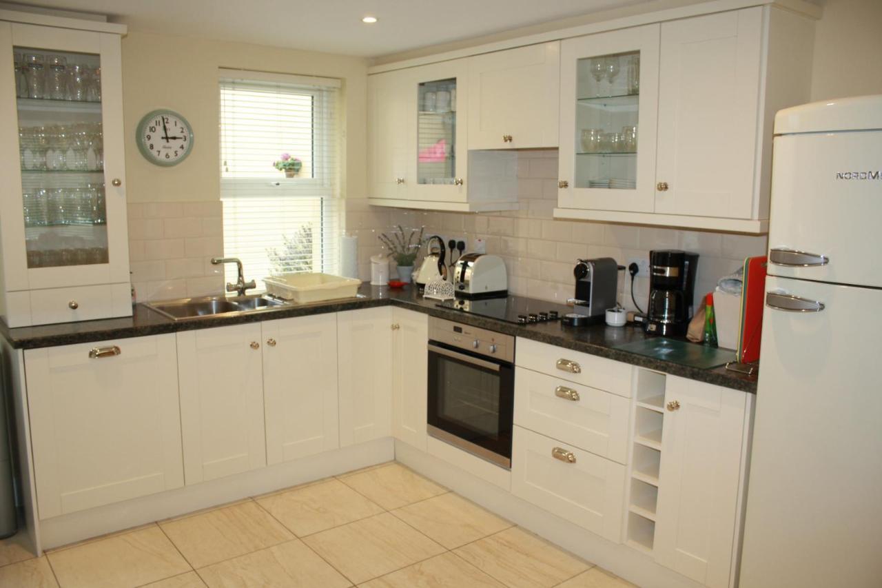 Luxury Townhouse -Free Private Parking- 2 Bedrooms Both En-Suite -Sleeps 5 - Fully Equipped Kitchen, Dining Room- Living Room With Tv Dvd Outside Courtyard With Seating - Fast Wi-Fi- 2-Minute Walk To Town Centre Killarney Exterior foto