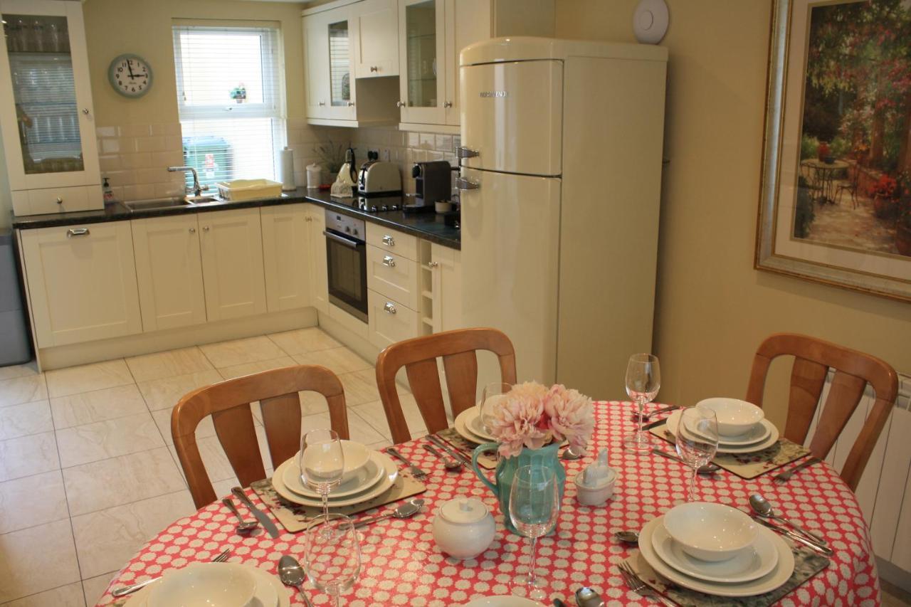 Luxury Townhouse -Free Private Parking- 2 Bedrooms Both En-Suite -Sleeps 5 - Fully Equipped Kitchen, Dining Room- Living Room With Tv Dvd Outside Courtyard With Seating - Fast Wi-Fi- 2-Minute Walk To Town Centre Killarney Exterior foto