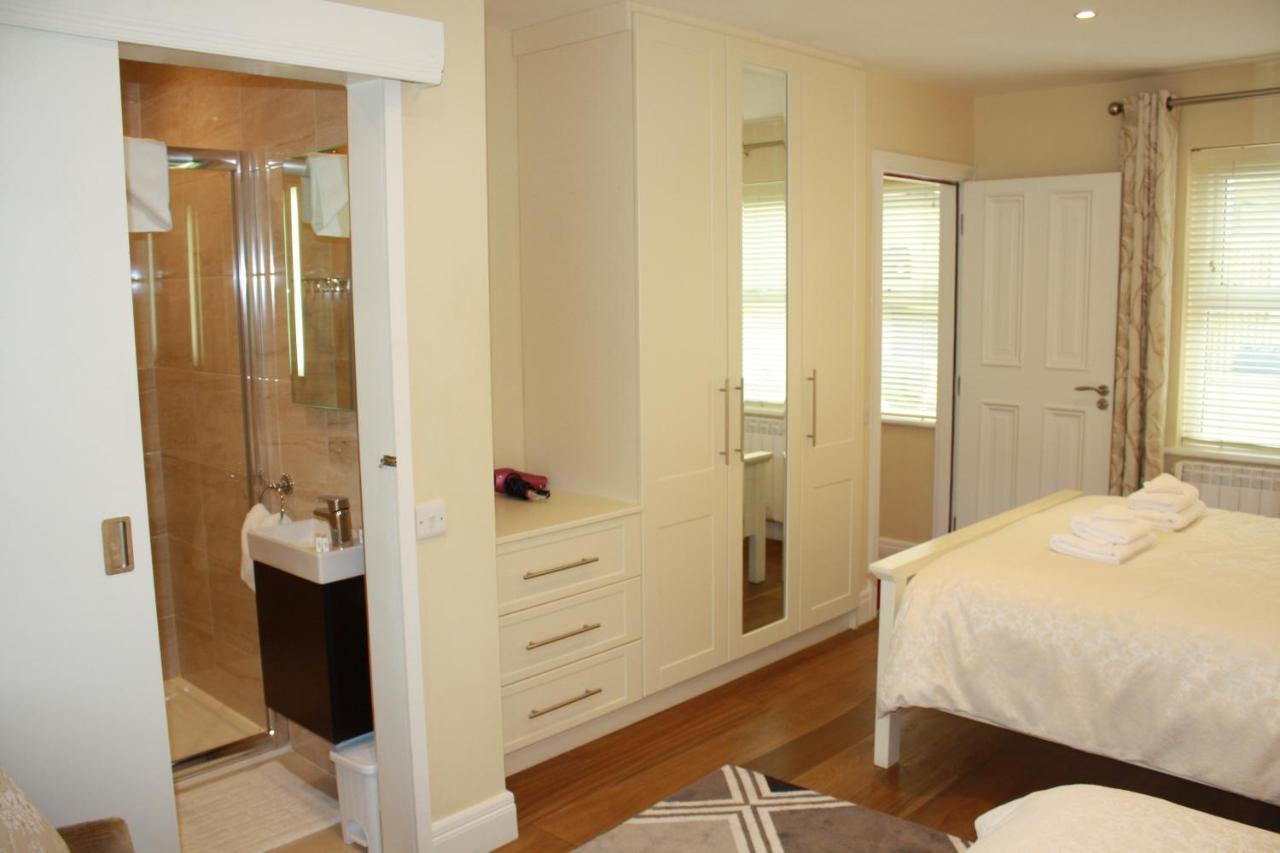 Luxury Townhouse -Free Private Parking- 2 Bedrooms Both En-Suite -Sleeps 5 - Fully Equipped Kitchen, Dining Room- Living Room With Tv Dvd Outside Courtyard With Seating - Fast Wi-Fi- 2-Minute Walk To Town Centre Killarney Exterior foto