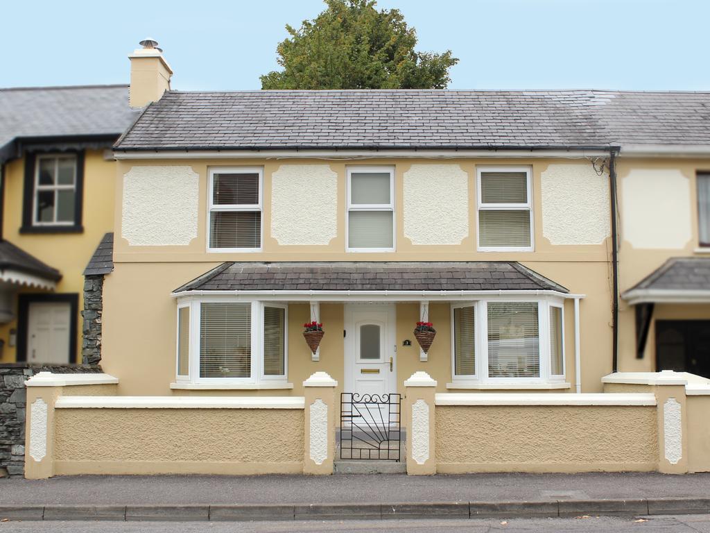 Luxury Townhouse -Free Private Parking- 2 Bedrooms Both En-Suite -Sleeps 5 - Fully Equipped Kitchen, Dining Room- Living Room With Tv Dvd Outside Courtyard With Seating - Fast Wi-Fi- 2-Minute Walk To Town Centre Killarney Exterior foto